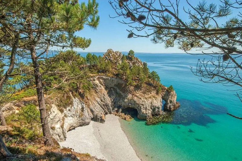 Découvrez cette crique bretonne qui rivalise avec les îles vierges