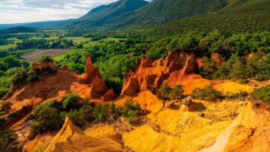 Lubéron Un village caché aux airs de Colorado à découvrir !