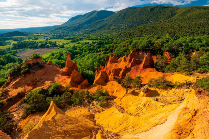 Lubéron Un village caché aux airs de Colorado à découvrir !