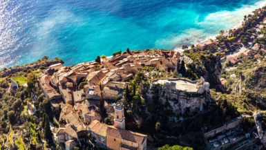 Pour une escapade romantique entre mer et montagne, visitez ce village !