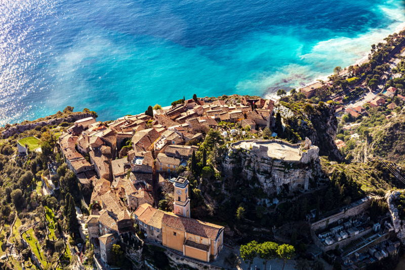 Pour une escapade romantique entre mer et montagne, visitez ce village !