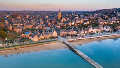 Quel est ce charmant village breton idéal pour une escapade romantique en bord de mer