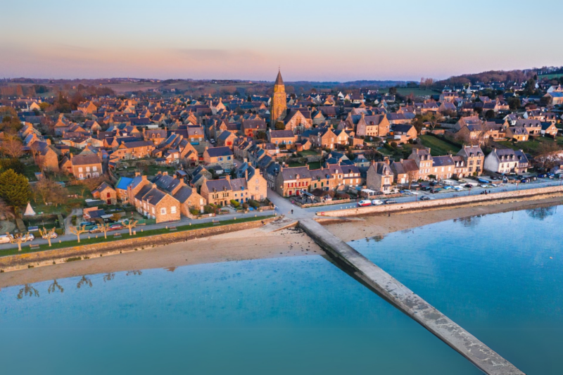 Quel est ce charmant village breton idéal pour une escapade romantique en bord de mer