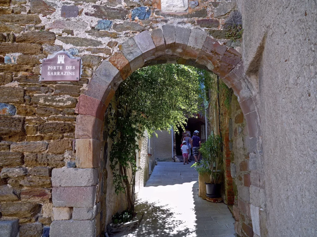 Trésor médiéval en Provence Ce village cache une rue unique au monde 1