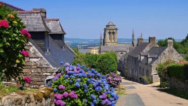 Voyagez dans le temps à traver ce village breton médiéval !