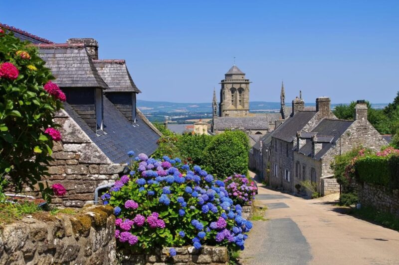 Voyagez dans le temps à traver ce village breton médiéval !