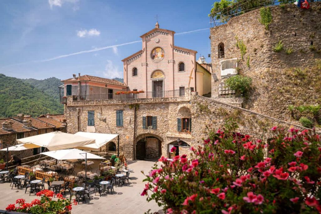 Ce joyau médiéval à 25 km de la Côte d’Azur vous promet une Dolce Vita inoubliable 1