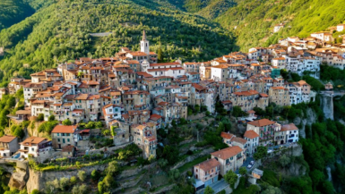 Ce joyau médiéval à 25 km de la Côte d’Azur vous promet une Dolce Vita inoubliable