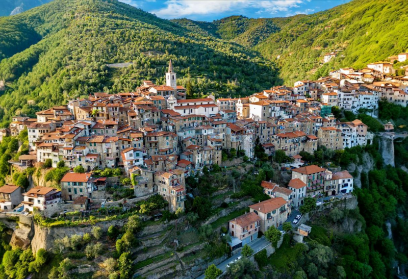 Ce joyau médiéval à 25 km de la Côte d’Azur vous promet une Dolce Vita inoubliable