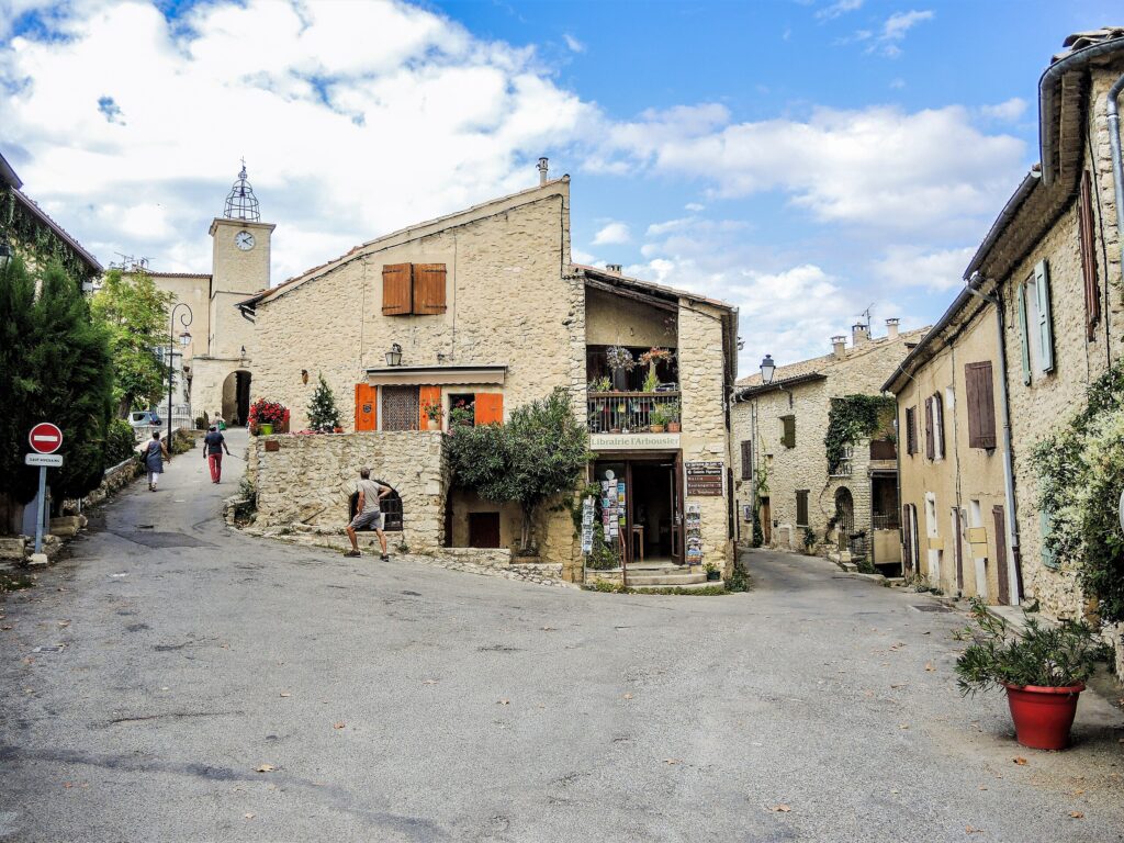 Escapade amoureuse, Visitez ce village provençal aux panoramas époustouflants 1