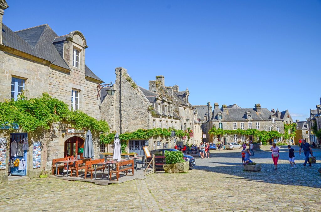 Entre patrimoine flamboyant et artisanat d'art Une immersion fascinante dans un village breton 1