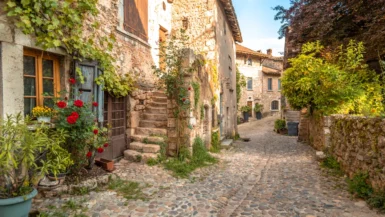 Évasion authentique Découvrez les charme et mystères de ce village médiéval niché dans l'Ain 1