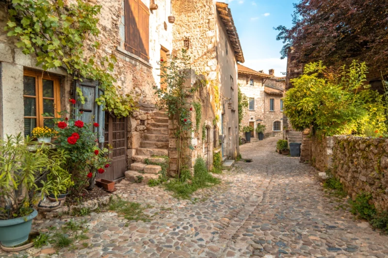 Évasion authentique Découvrez les charme et mystères de ce village médiéval niché dans l'Ain 1