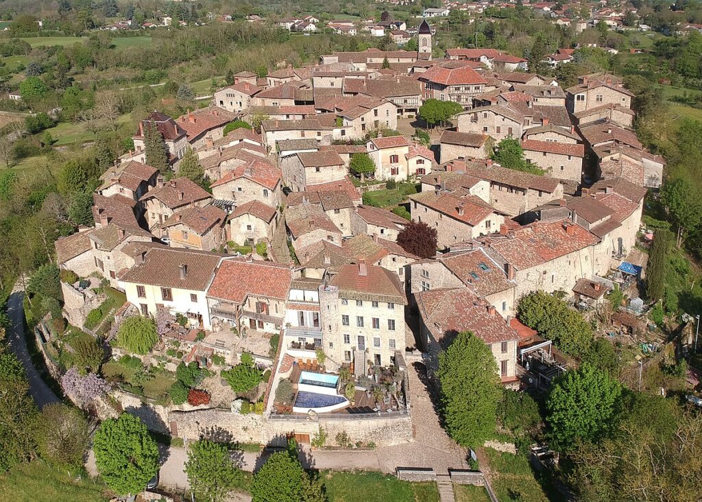 Évasion authentique Découvrez les charme et mystères de ce village médiéval niché dans l'Ain