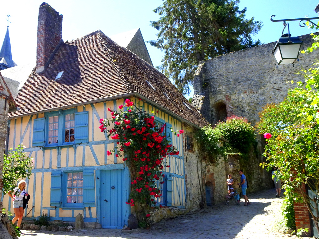 Évasion nature Plongez dans ce village aux mille rosiers pour une escapade inoubliable 1