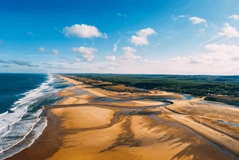 Évadez-vous sur cette plage cachée près de Bordeaux qui rivalise avec les tropiques !