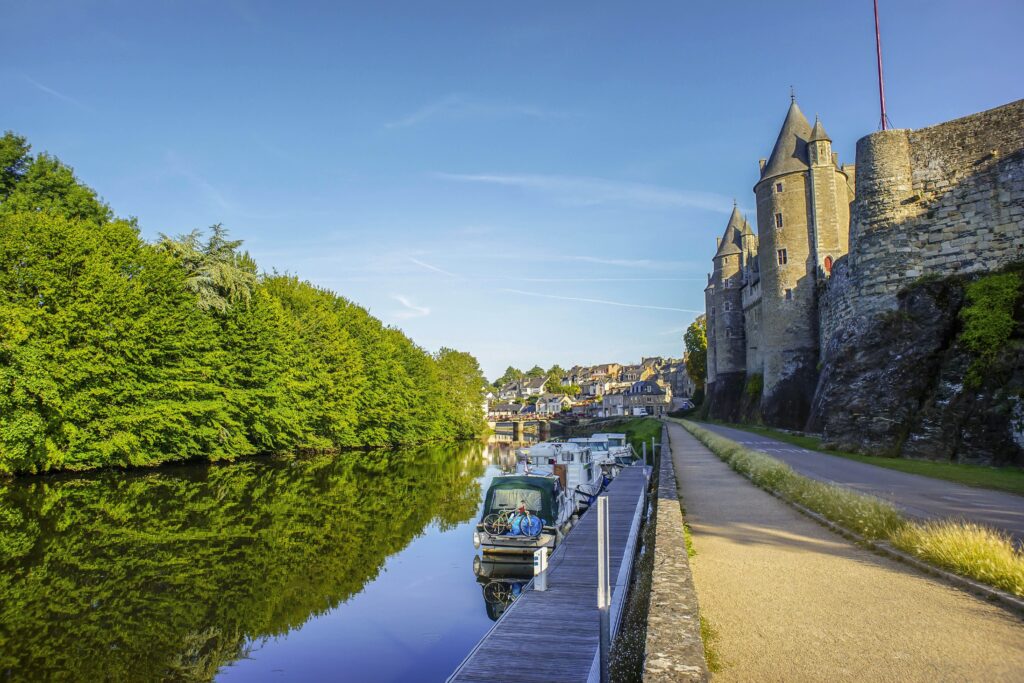 Évasion en Bretagne Un village médiéval pour des vacances authentiques et paisibles 1