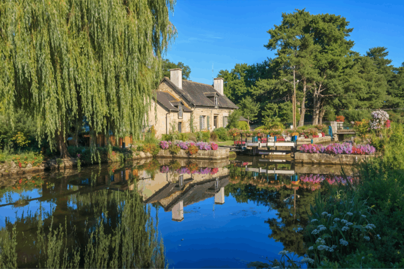 Évasion en Bretagne Un village médiéval pour des vacances authentiques et paisibles
