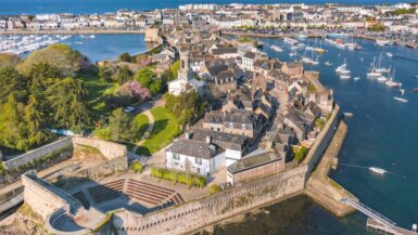 Cette cité fortifiée bretonne séduit par ses remparts et son charme médiéval
