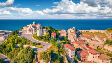 Moins chère et plus authentique, cette perle italienne séduit les voyageurs en quête de calme