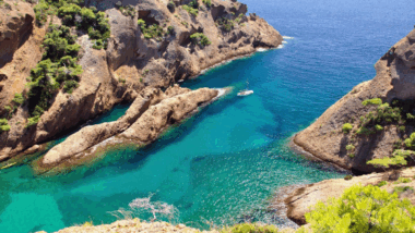 Quelle est cette ville entre Nice et Marseille alliant calanques, cinéma et gastronomie provençale 2