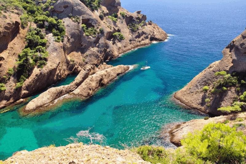 Quelle est cette ville entre Nice et Marseille alliant calanques, cinéma et gastronomie provençale 2