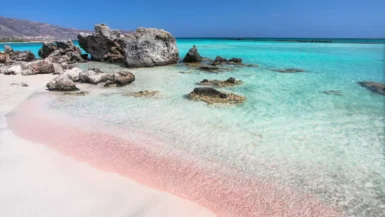 Sable rose, eaux turquoise et sérénité cette plage d’Europe surclasse les tropiques !