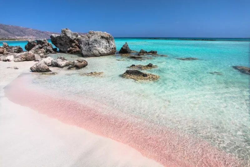 Sable rose, eaux turquoise et sérénité cette plage d’Europe surclasse les tropiques !