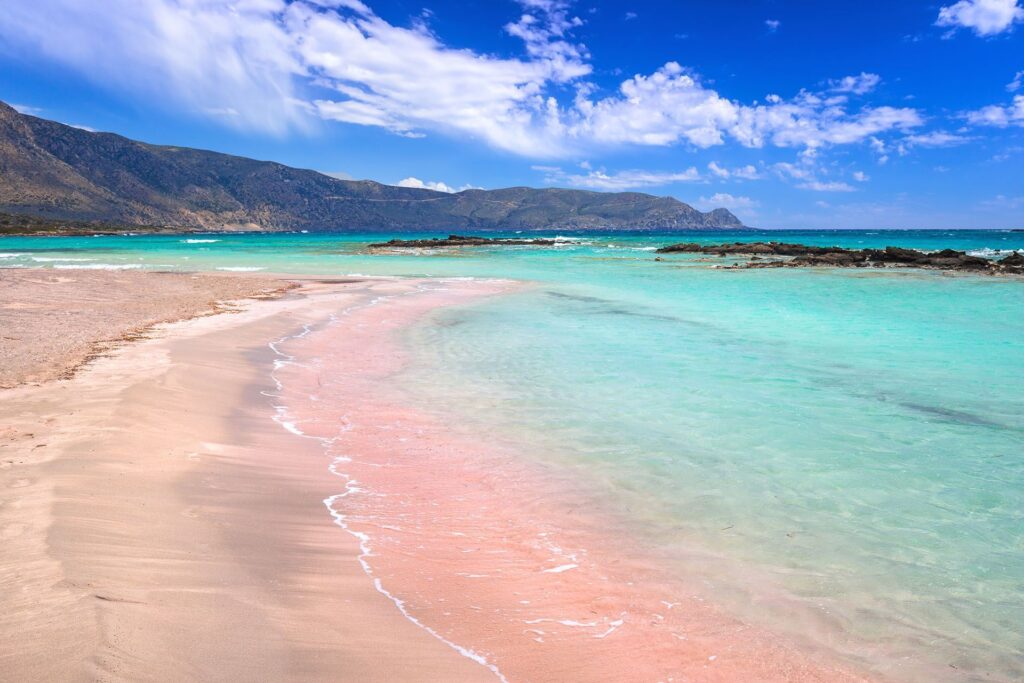 Sable rose, eaux turquoise et sérénité cette plage d’Europe surclasse les tropiques 2
