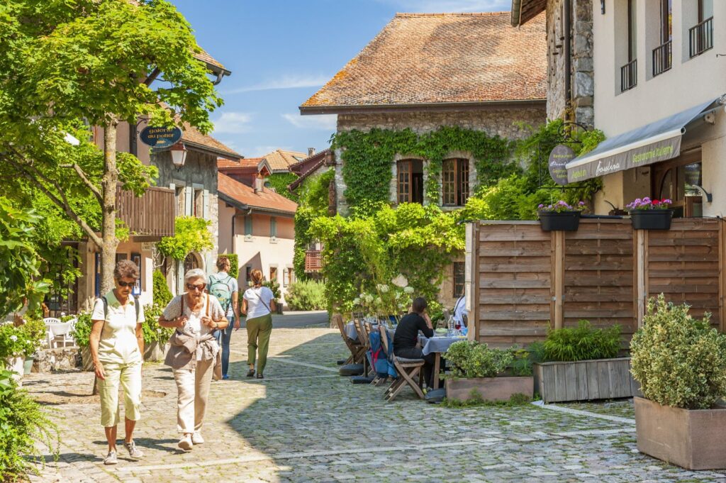 Village alpin préservé Évasion médiévale au bord du lac Léman 1