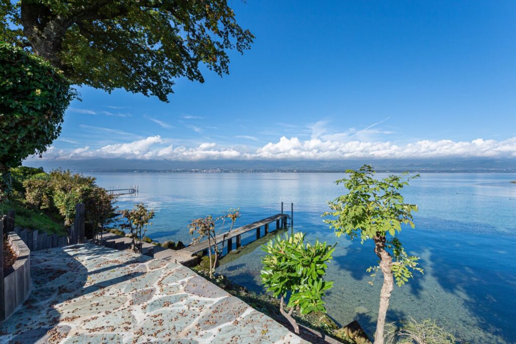 Village alpin préservé Évasion médiévale au bord du lac Léman 2