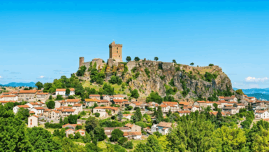 Village perché en Auvergne Un joyau médiéval à couper le souffle à visiter absolument !