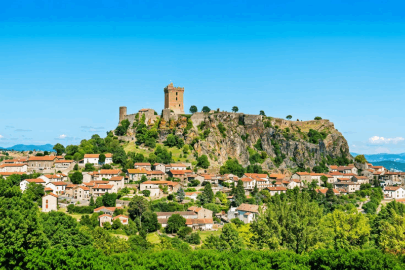 Village perché en Auvergne Un joyau médiéval à couper le souffle à visiter absolument !