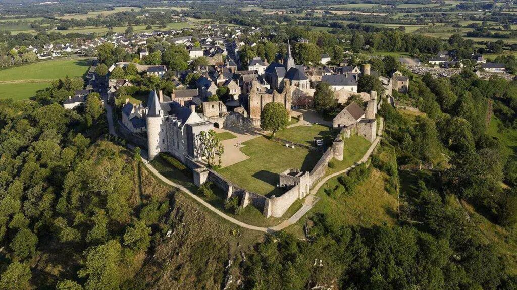 À la découverte d’un village d’exception du Pays de la Loire où le passé se vit au présent 1
