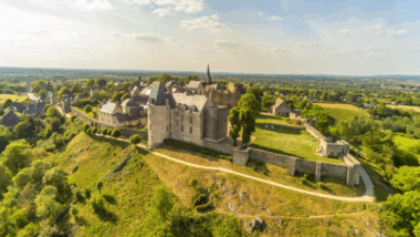 À la découverte d’un village d’exception du Pays de la Loire où le passé se vit au présent