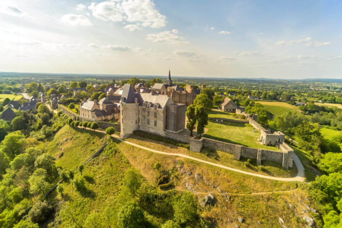 À la découverte d’un village d’exception du Pays de la Loire où le passé se vit au présent