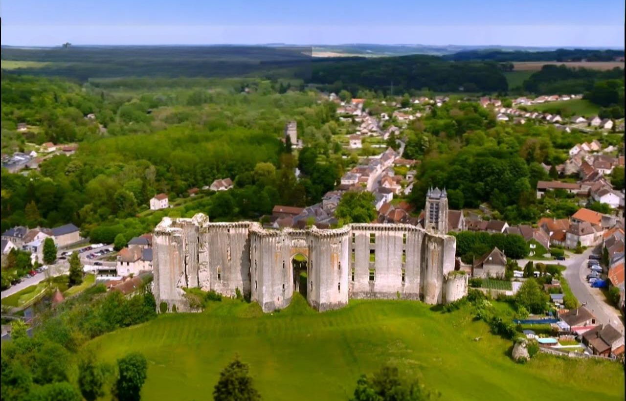 À seulement 90 km de Paris, un village médiéval offre une escapade dépaysante