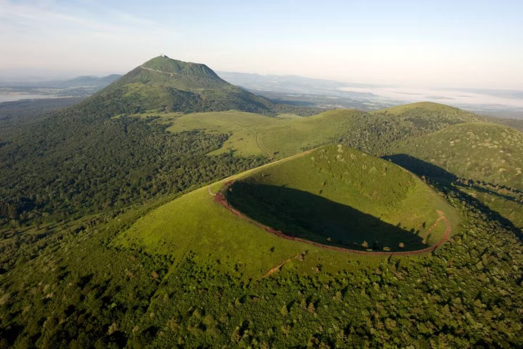 Au cœur de l’Auvergne, un alignement de volcans dévoile ses mystères millénaires 1
