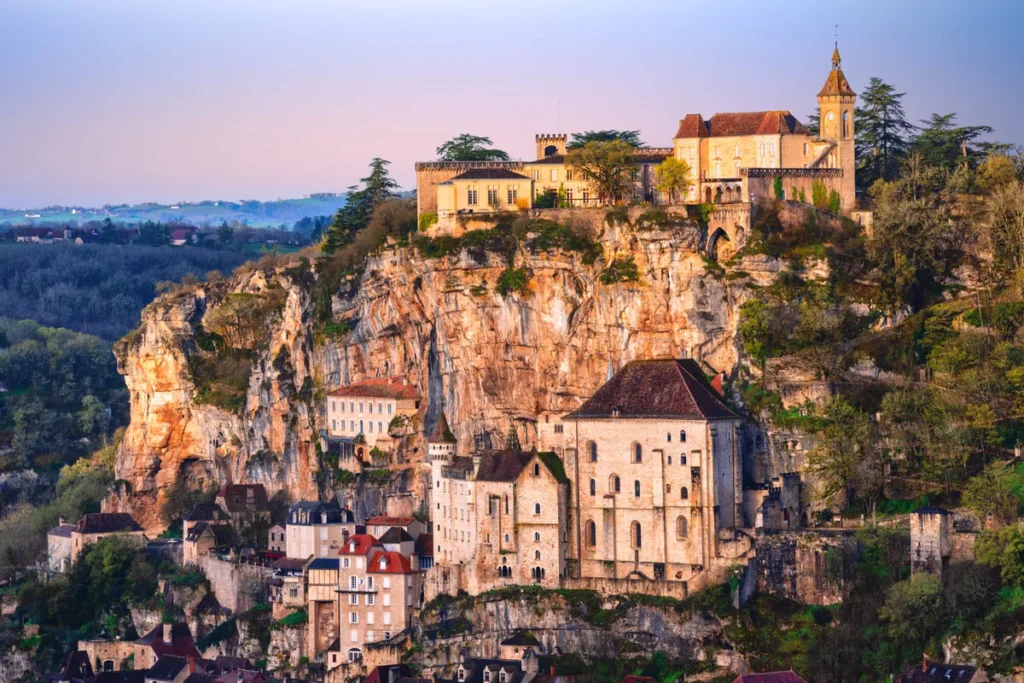 Ce village perché est le plus recherché sur Google en 2025 et ce n’est pas un hasard 1