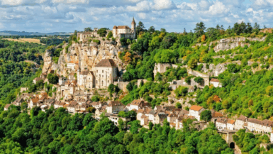 Ce village perché est le plus recherché sur Google en 2025 et ce n’est pas un hasard