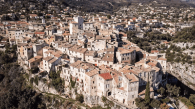 Dans l’arrière-pays niçois, un joyau médiéval offre une parenthèse enchantée loin de la foule