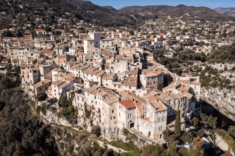 Dans l’arrière-pays niçois, un joyau médiéval offre une parenthèse enchantée loin de la foule