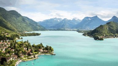 Entre lac et montagne cette perle des Alpes séduit par sa beauté et sa gastronomie