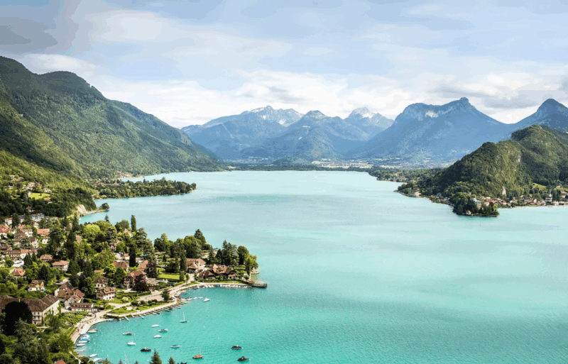Entre lac et montagne cette perle des Alpes séduit par sa beauté et sa gastronomie
