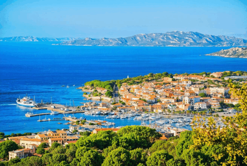 Entre vestiges oubliés et criques secrètes, cette ville mérite bien plus qu’un simple détour