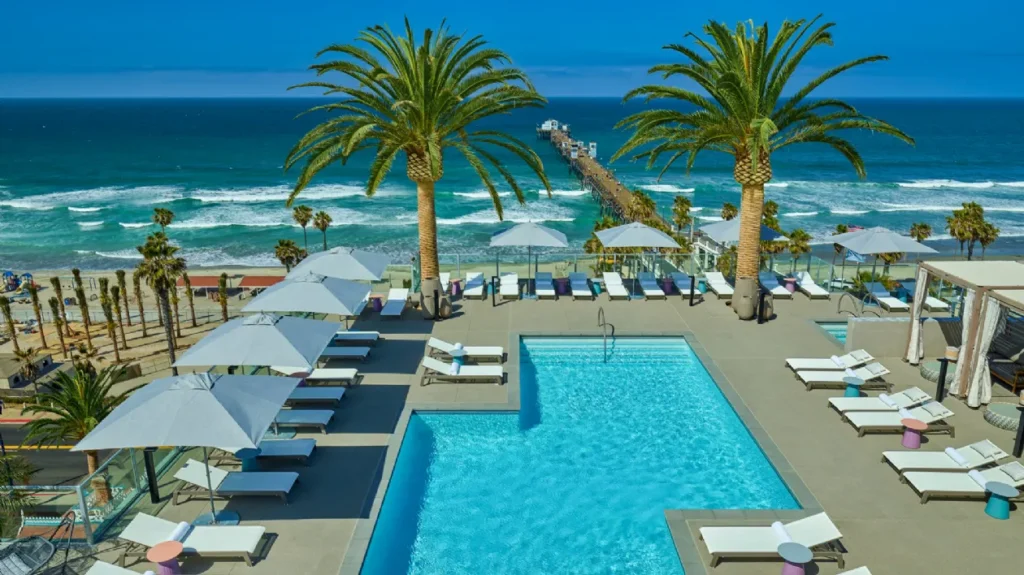 Face à l’océan, un hôtel victorien mêle luxe, cinéma et charme californien 1
