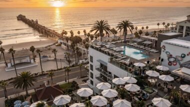 Face à l’océan, un hôtel victorien mêle luxe, cinéma et charme californien