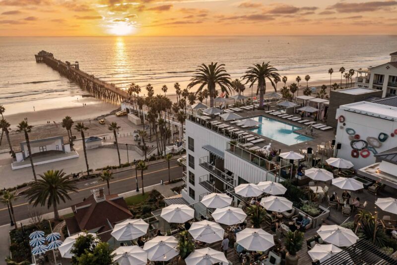 Face à l’océan, un hôtel victorien mêle luxe, cinéma et charme californien