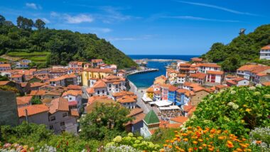 Falaises, maisons en terrasse et plages secrètes ce coin d’Espagne va vous surprendre !