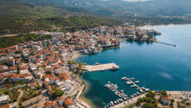Loin de Santorin et Mykonos, ce coin secret séduit les voyageurs en quête d’authenticité